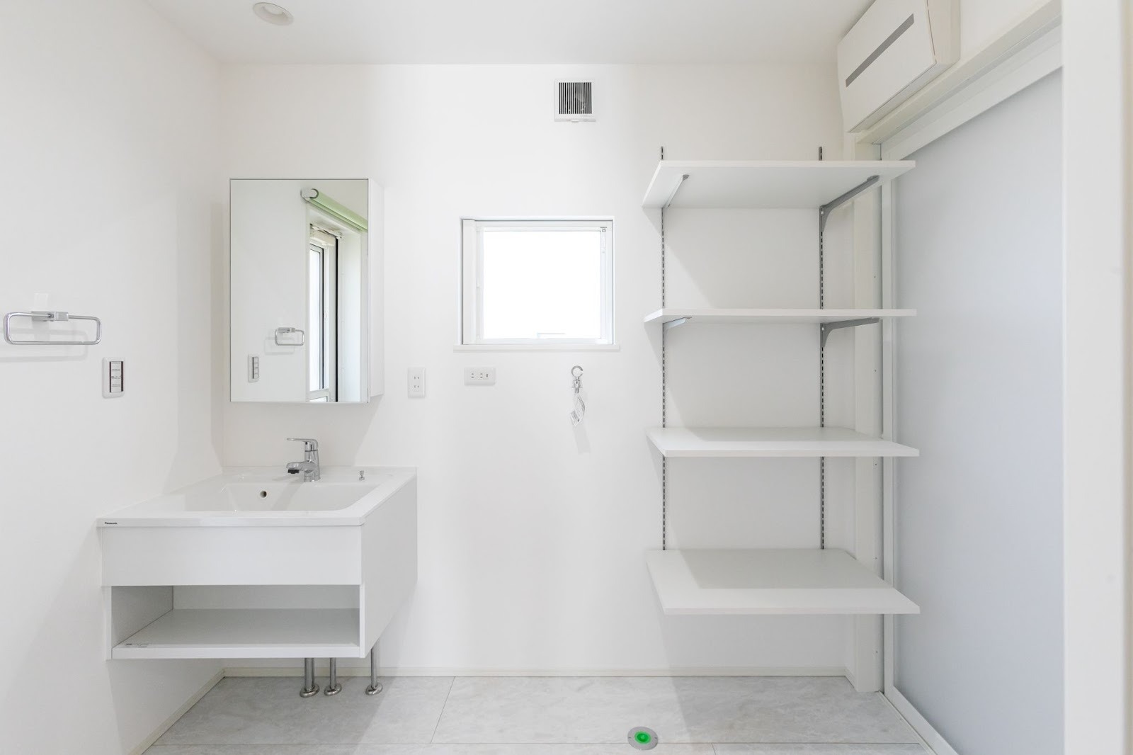 洗面所の湿気・臭い対策リフォーム（換気/内装/収納）